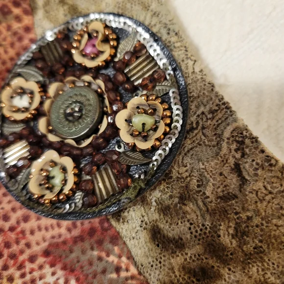 Chic Paisley Maxi Dress with Gold Accents - Picture 4 of 11